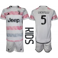 Billiga Juventus Manuel Locatelli #5 Barnkläder Borta fotbollskläder till baby 2023-24 Kortärmad (+ Korta byxor)